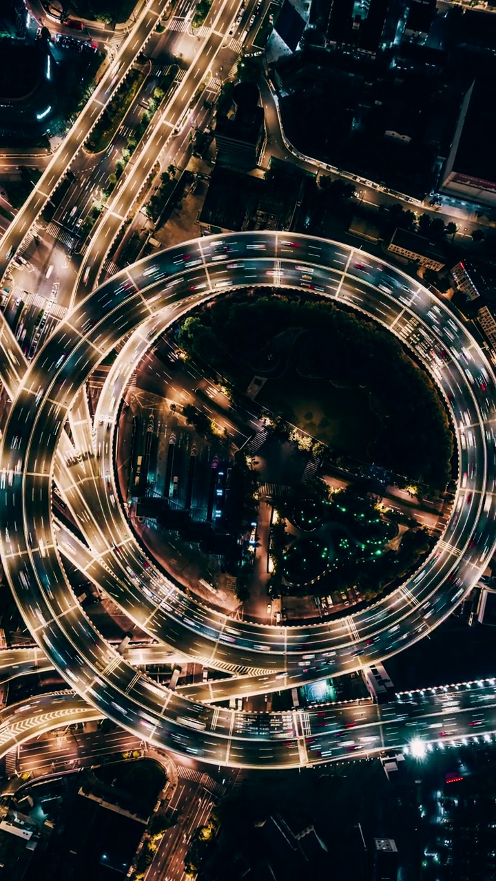 T/L无人机视角的天桥和城市交通在夜间