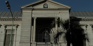 阿根廷布宜诺斯艾利斯省Tigre的一座旧市政建筑立面上的古董钟。