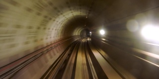 从行驶中的列车后窗看到的地铁隧道。快速的地铁从现代化的地铁站开出