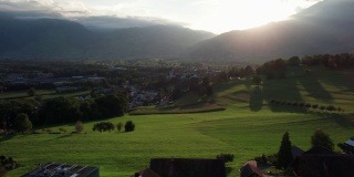 日落时，列支敦士登阿尔卑斯山上理想的绿色田野的鸟瞰图