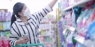 亚洲妇女在超市使用电话