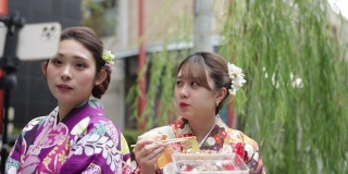 年轻的女性朋友穿着和服吃章鱼烧视频