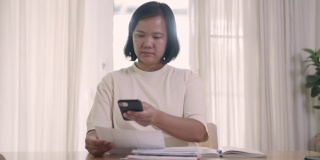 亚洲妇女用手机做手机支付条码和二维码