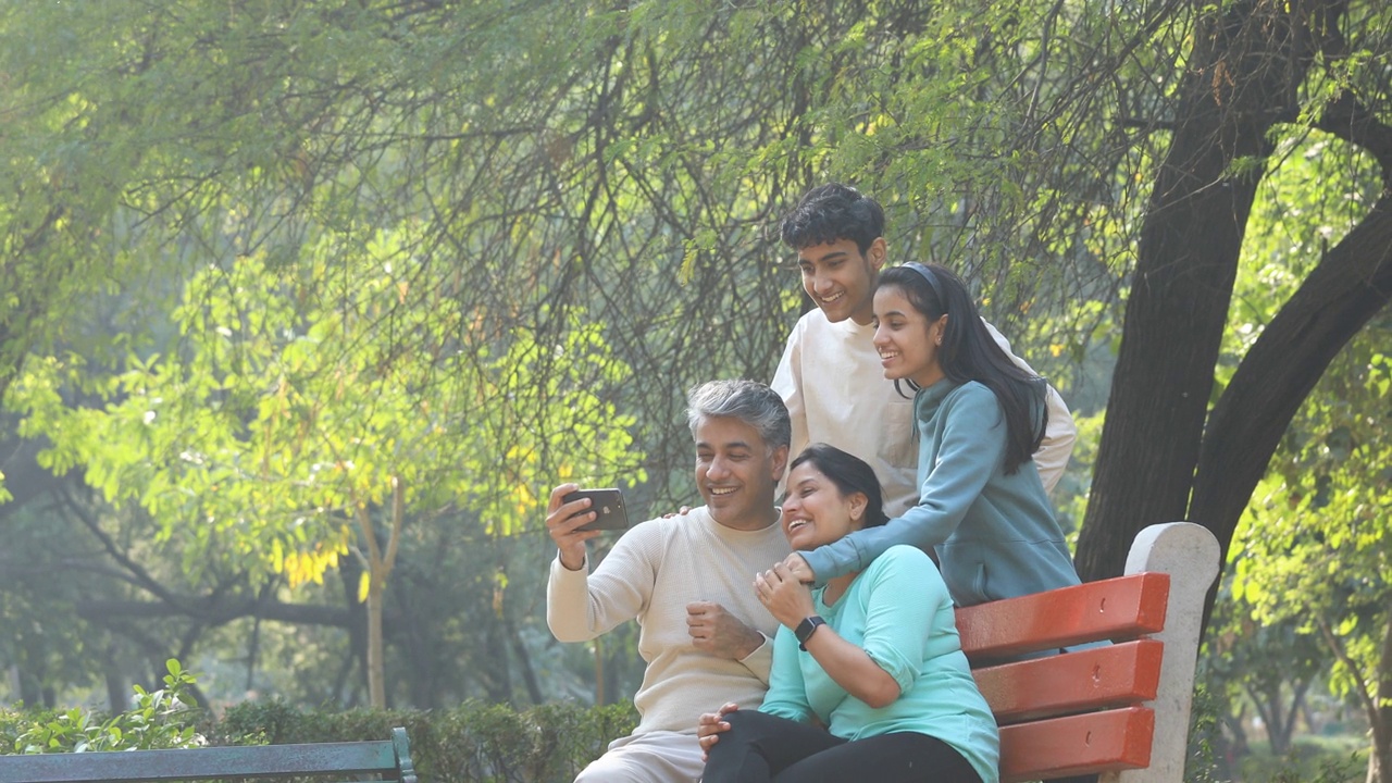 幸福家庭使用手机