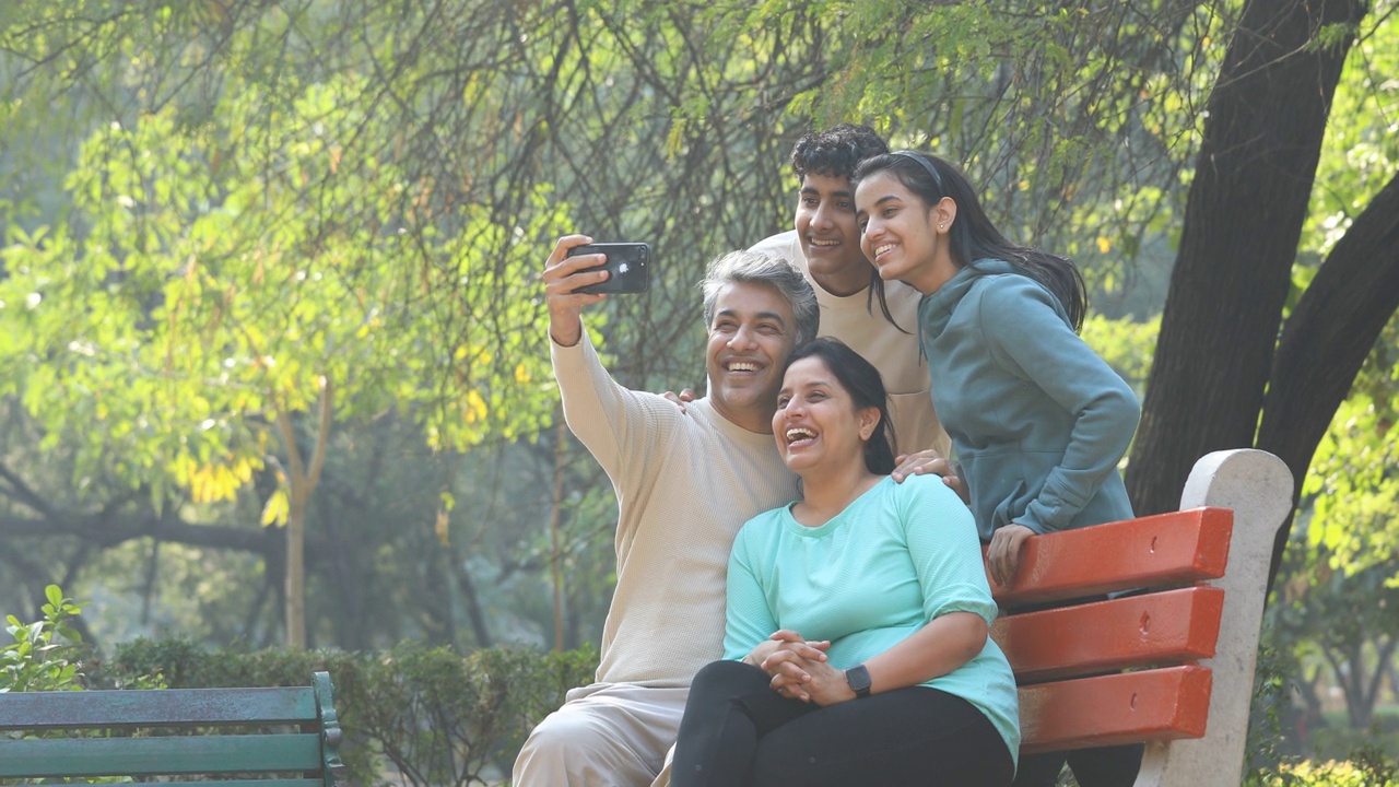 快乐的一家人用手机相机自拍