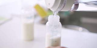 亚洲男人为双胞胎婴儿制作牛奶