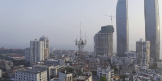 现代城市背景下的5G信号塔