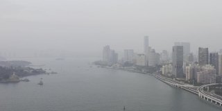 雾霾天气下的海滨城市航拍图