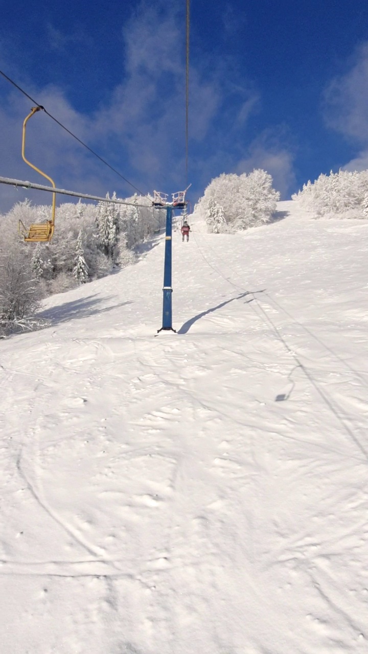 从乌克兰喀尔巴阡山脉的老椅子缆车滑雪胜地俯瞰