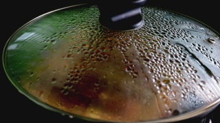 水从锅的玻璃盖上滴下来。烹饪视频素材模板下载