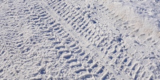 雪地上的轮胎印，雪地上的轮胎印，