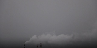 在一个雾蒙蒙的冬天的早晨，烟从烟囱里冒出来。