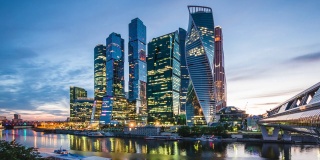现代高层写字楼的时间推移的观点，黄昏在莫斯科，俄罗斯，放大