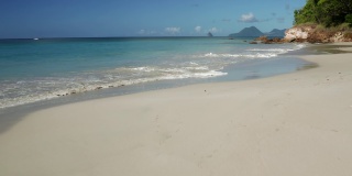 加勒比海岛上的沙滩，碧蓝的海水和蔚蓝的天空
