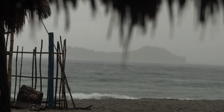 雨水从小屋上落下