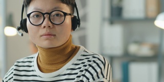 亚洲女性在呼叫中心工作的肖像