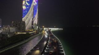 海上高速公路交通流量在夜间的城市视频素材模板下载