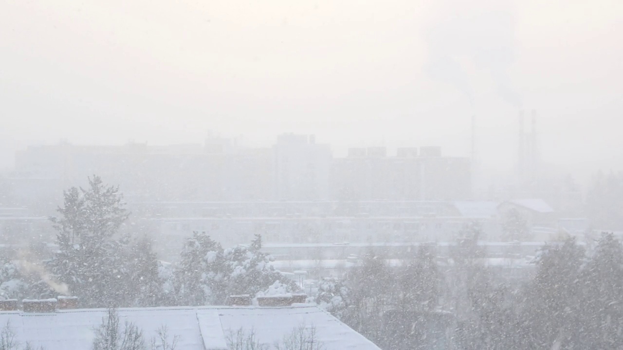 欧洲和美国正在下大雪。非常coldy。下雪的冬天