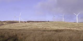 苏格兰偏远山区的风力涡轮机