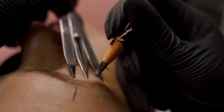 美容师在微刮刀技术中使用分割器或绘图指南针-眉毛美容- b卷