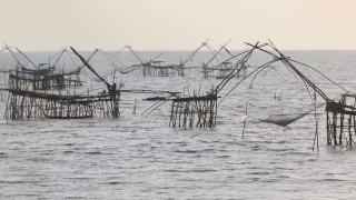 传统的当地渔具也被称为Yor大楼，位于泰国塔莱诺伊湖附近的Pakpra Phatthalung视频素材模板下载