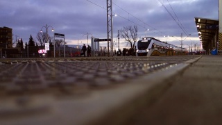 从火车站出发的火车。视频素材模板下载