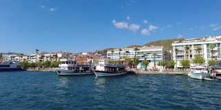 马尔马里斯游艇港，可以看到城市的景色。马尔马里斯土耳其，2021年8月