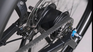 行星轮毂上的皮带驱动自行车旋转，后挡换挡机构视频素材模板下载