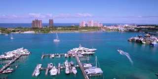 无人机拍摄的巴哈马拿骚码头和天堂岛的航拍画面。