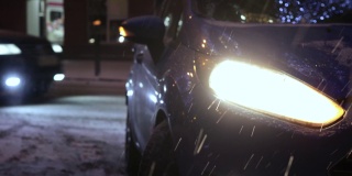 在冬天的雪地里，汽车在夜里把转向灯打开