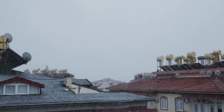 在冰雹风暴中，白色冰雹和雪落在屋顶上。夏季强冰雹风暴，有白色圆形冻雹。引人注目的天空和云彩