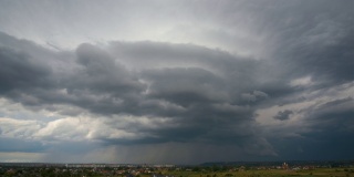 在农村地区，雷暴期间，快速移动的乌云在暴风雨的天空中形成。