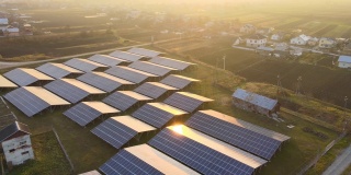 大型可持续发电厂鸟瞰图，一排排太阳能光伏电池板，用于生产清洁的生态电能。零排放的可再生电力。