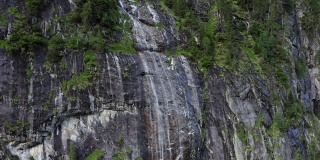 奥地利蒂罗尔。在山前瀑布的空中向上运动。Stillup湖,