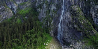 鸟瞰奥地利蒂罗尔斯蒂尔普湖美丽的瀑布山