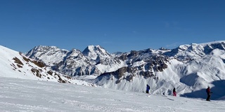 冬季滑雪场的滑雪坡道