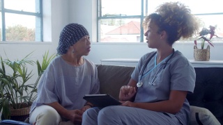 患有癌症的老年妇女与家庭健康助理交谈视频素材模板下载