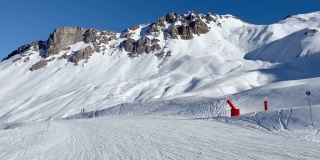 滑雪场和滑雪的人靠冬天过冬