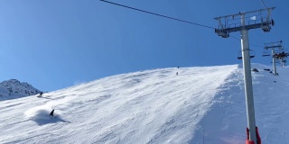 滑雪缆车和人们在法国阿尔卑斯山的斜坡上滑雪
