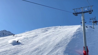 滑雪缆车和人们在法国阿尔卑斯山的斜坡上滑雪视频素材模板下载
