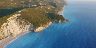 鸟瞰希腊爱奥尼亚岛美丽的米洛斯海滩和Lefkada的海岸线。日落金色的阳光和蓝绿色的大海