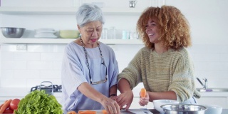 活跃的老年妇女和孙女一起做健康的饭菜