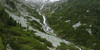 奥地利Tirol Olpererhutte Zillertal附近的山景鸟瞰图和春季瀑布