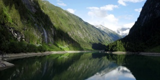 在奥地利蒂罗尔，斯蒂勒普湖，森林和令人印象深刻的瀑布上方，航拍运动