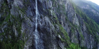 空中的瀑布从山上飞了出来。Stillup湖，奥地利，蒂罗尔