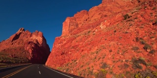 沿着美国的红山风景优美的道路。