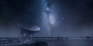 夜晚的天文台。天文台正在寻找太空信号。