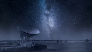 夜晚的天文台。天文台正在寻找太空信号。视频素材模板下载