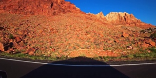 一辆汽车行驶在亚利桑那州一条风景优美的公路上