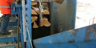 把锯木厂的原木锯成木板的机器